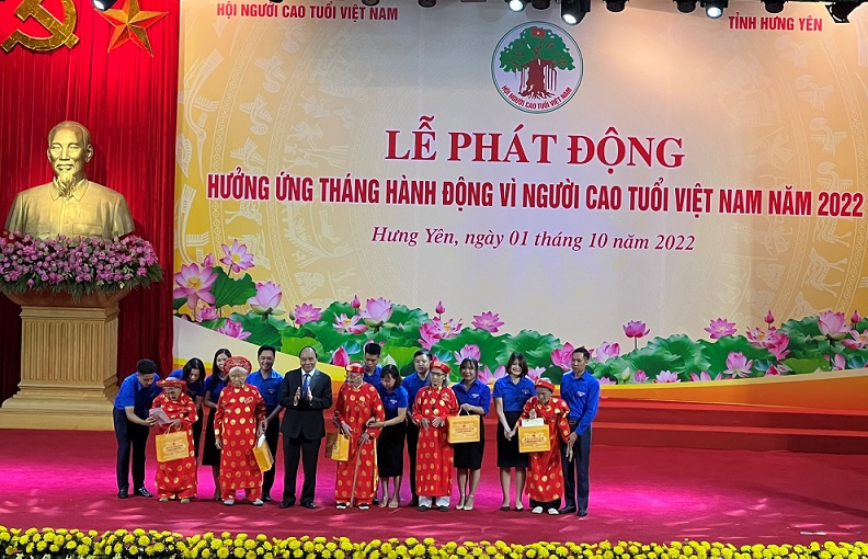 Chủ tịch nước Nguyễn Xuân Phúc tặng quà các cụ tròn 100 tuổi tại buổi lễ phát động Tháng hành động vì NCT Việt Nam năm 2022